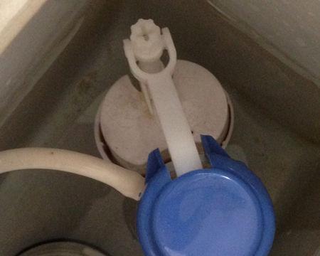 马桶浮球阀坏了一直上水怎么办？（马桶浮球阀失效，如何修复和预防？）