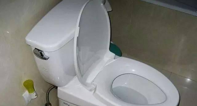 用开水解决马桶堵塞问题的有效性（开水疏通马桶堵塞的实用方法及注意事项）
