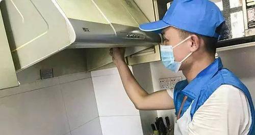如何清洗油烟机漏油（有效清除油烟机内积油，保持厨房环境清洁）
