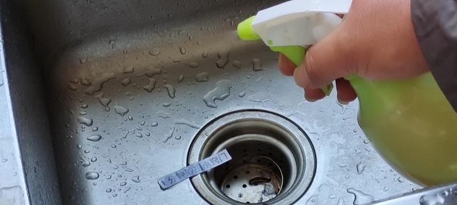 如何清洗冰箱上的水垢（简单、有效的清洗方法）