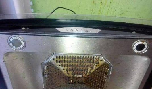 如何正确清洗平湖油烟机（掌握清洗技巧，延长使用寿命）