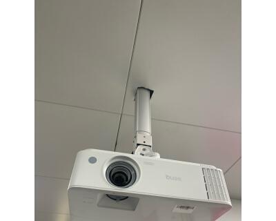 解决投影仪显示不清晰问题的方法（探索投影仪显示模糊的原因及解决方案）