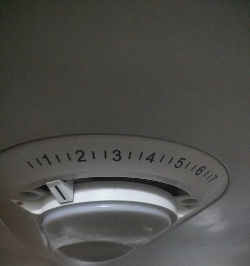 如何调整冰箱温度以省电（冰箱温度设置对省电的影响及调整方法）