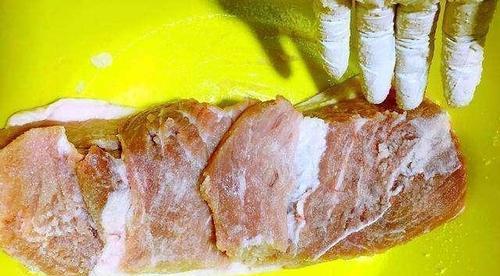 肉放冰箱有异味怎么办？（解决食品储存过程中出现异味的实用方法）