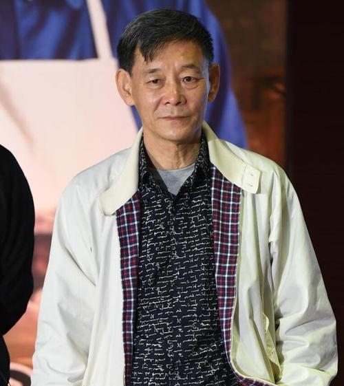 复印机镜头清理方法（轻松学会如何清理复印机镜头的技巧）