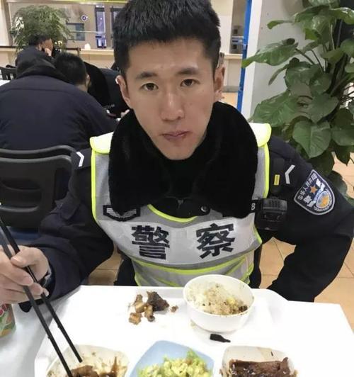 警察要求手持手机拍照时应如何应对？