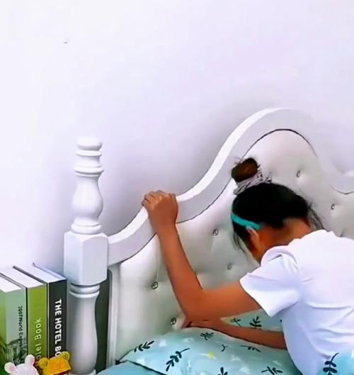 如何应对邻居半夜使用手机拍照的行为？