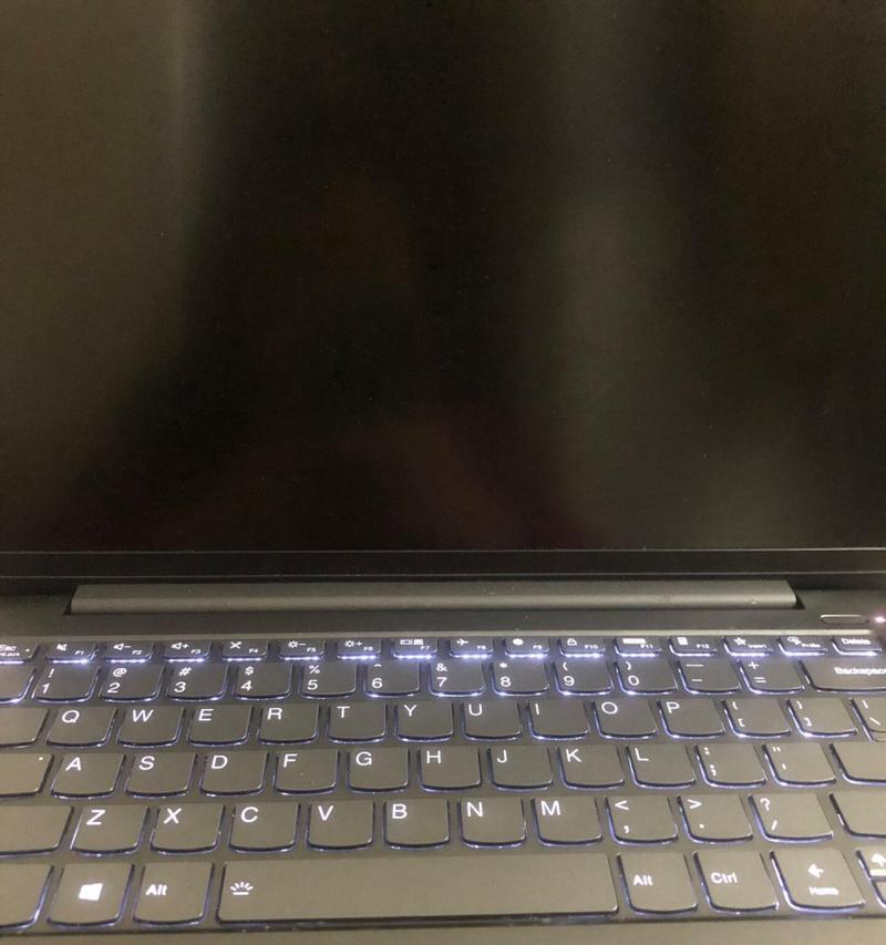 电脑不插电黑屏是什么原因？