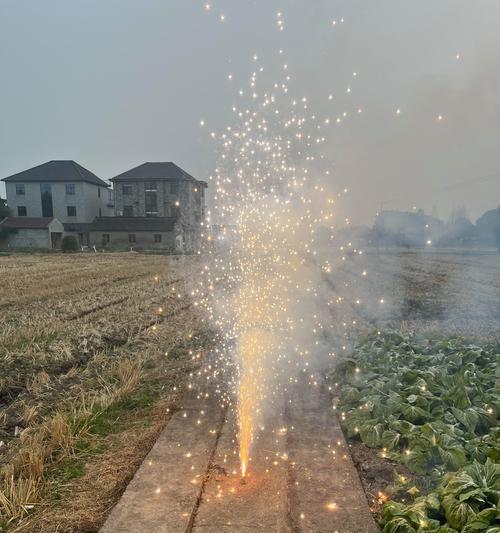 手机摄像头拍摄烟花散光的原因是什么？