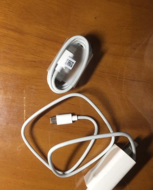 双引擎充电器插头有何特别之处？