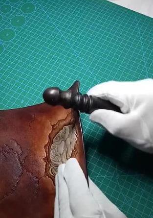 如何正确使用砂纸打磨眼镜片？视频教程在哪里能找到？