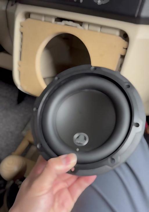中控屏低音炮开关如何操作？使用中应注意什么？