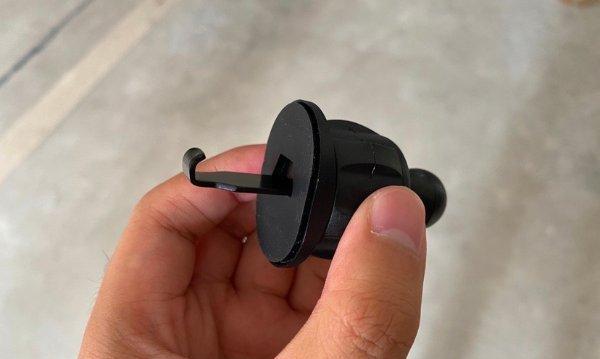 车载充电器如何挂在空调口上？有无固定方法？