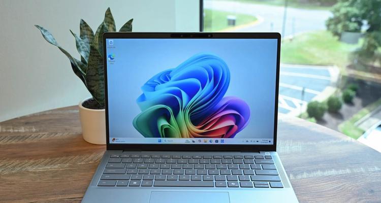 第一个真正独立的windows操作系统是什么？它的特点有哪些？
